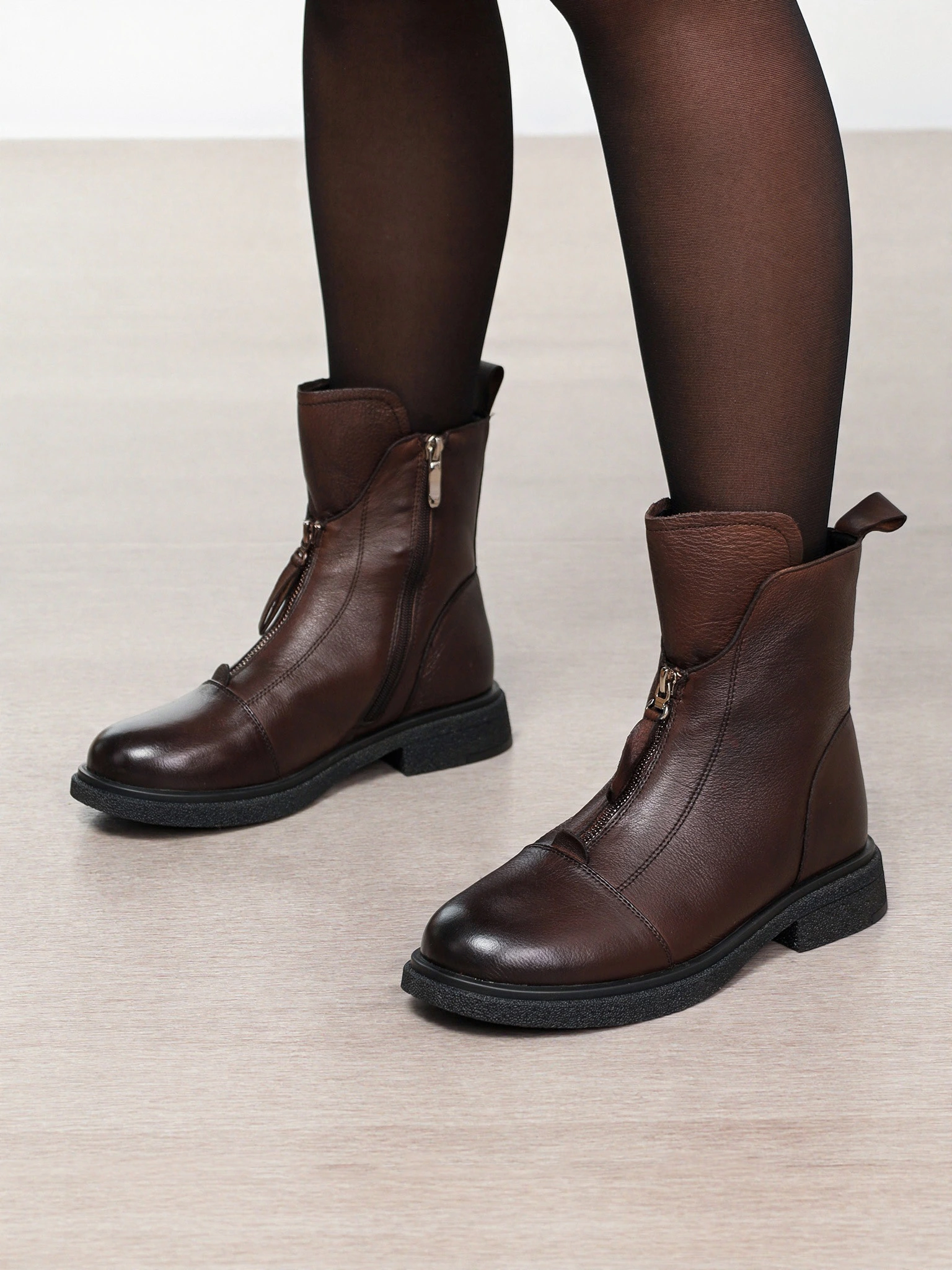 Ботинки коричневого цвета с декоративной молнией спереди